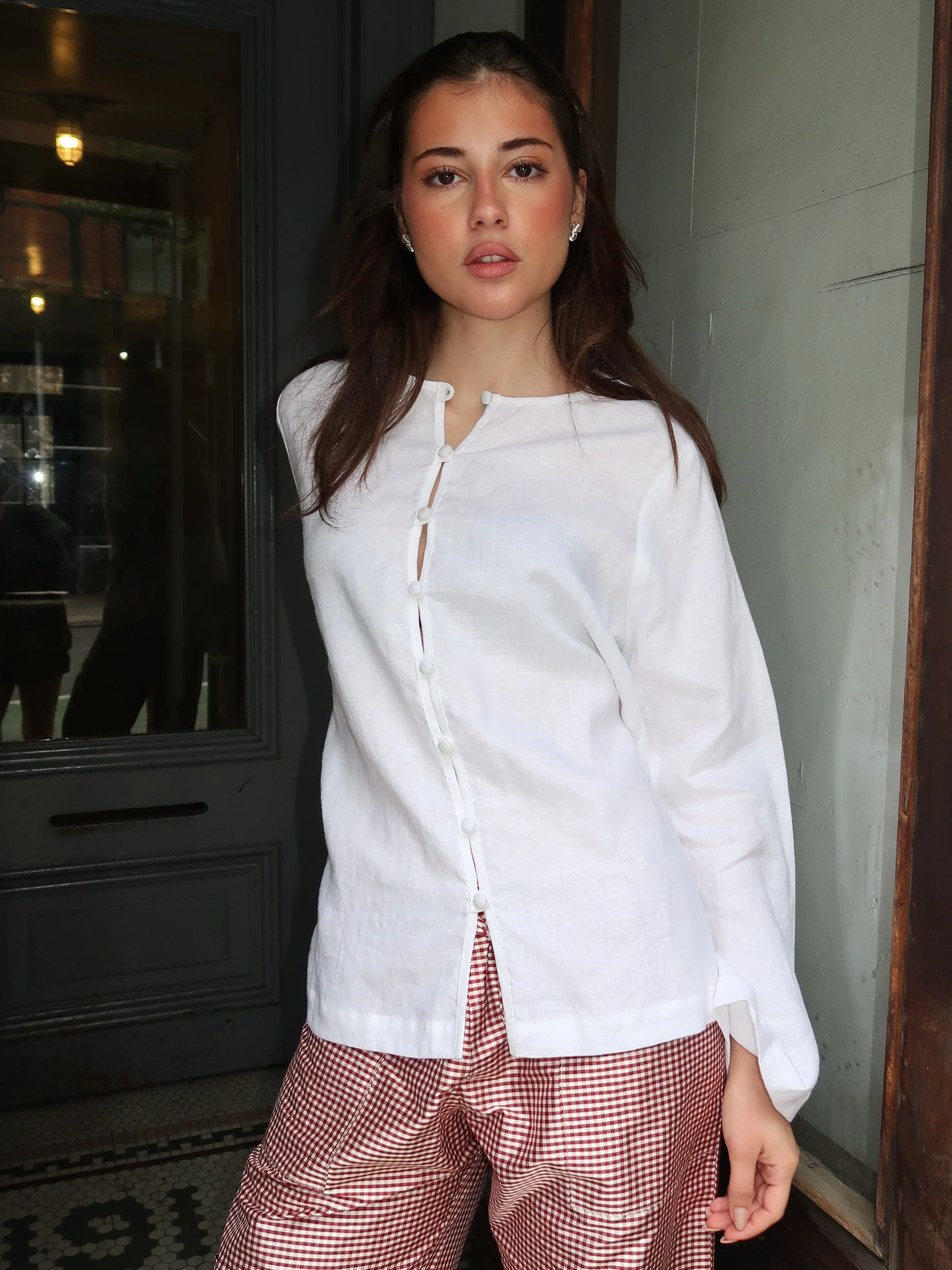 The Linen Loop Shirt in Powder - Image 4
